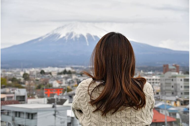 mt-fuji-cloudy-sky-longing-women
